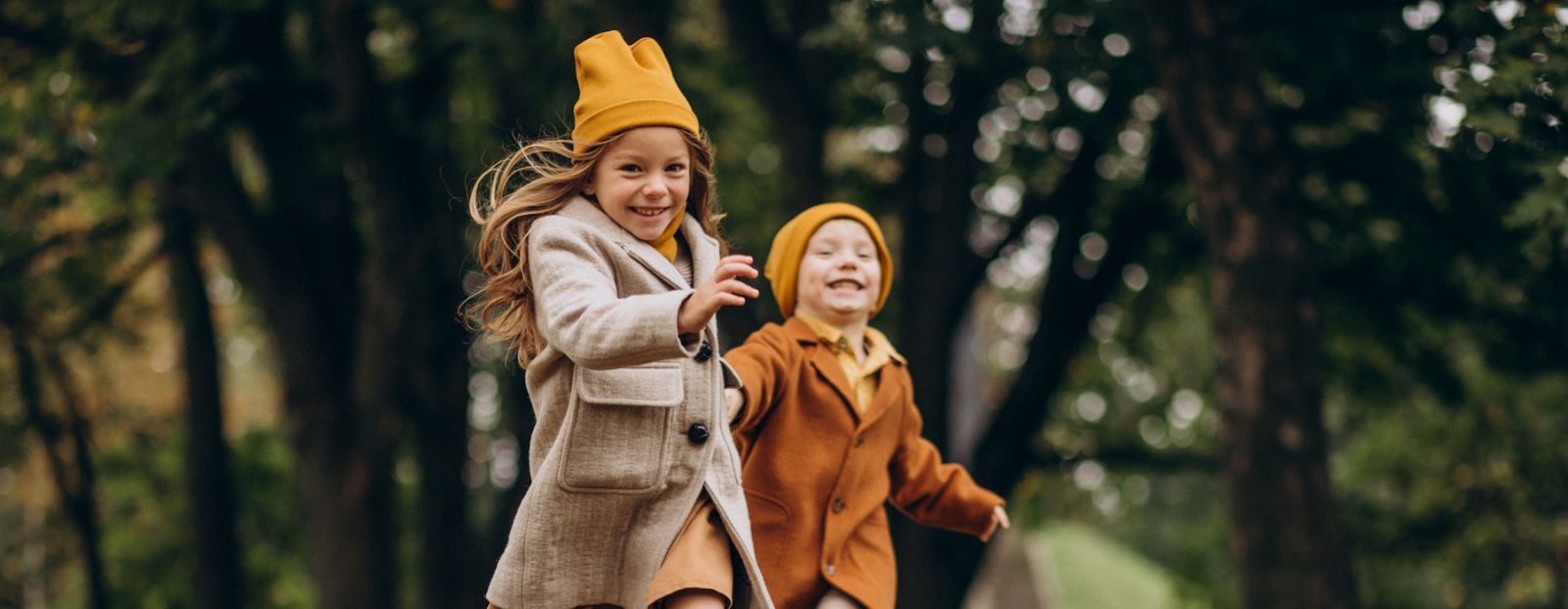 frere-soeur-s-amusant-ensemble-dans-parc