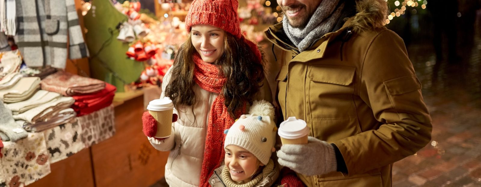 famille dans un marché de Noel