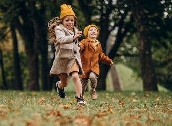 frere-soeur-s-amusant-ensemble-dans-parc