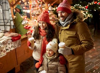 famille dans un marché de Noel