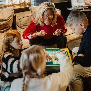 famille joue au scrable